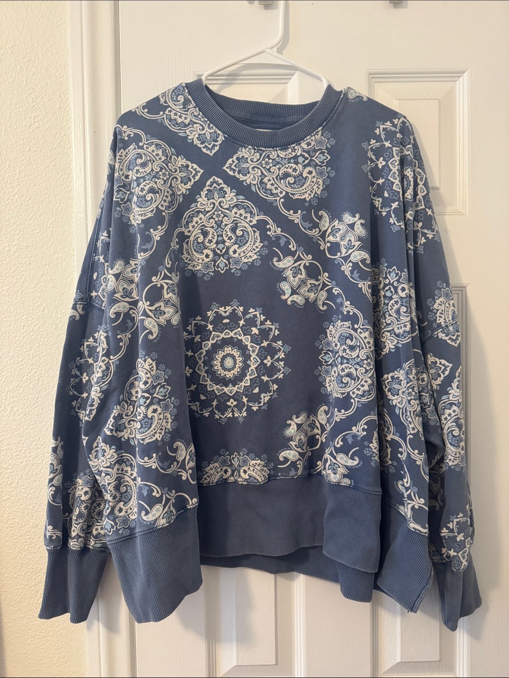 American Eagle Outfitters Blue and White Paisley Crewneck Sweatshirt